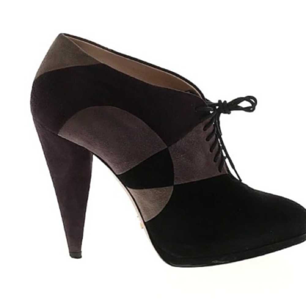 Prada Purple Heels with Luxurious Design - Picture 2 of 2